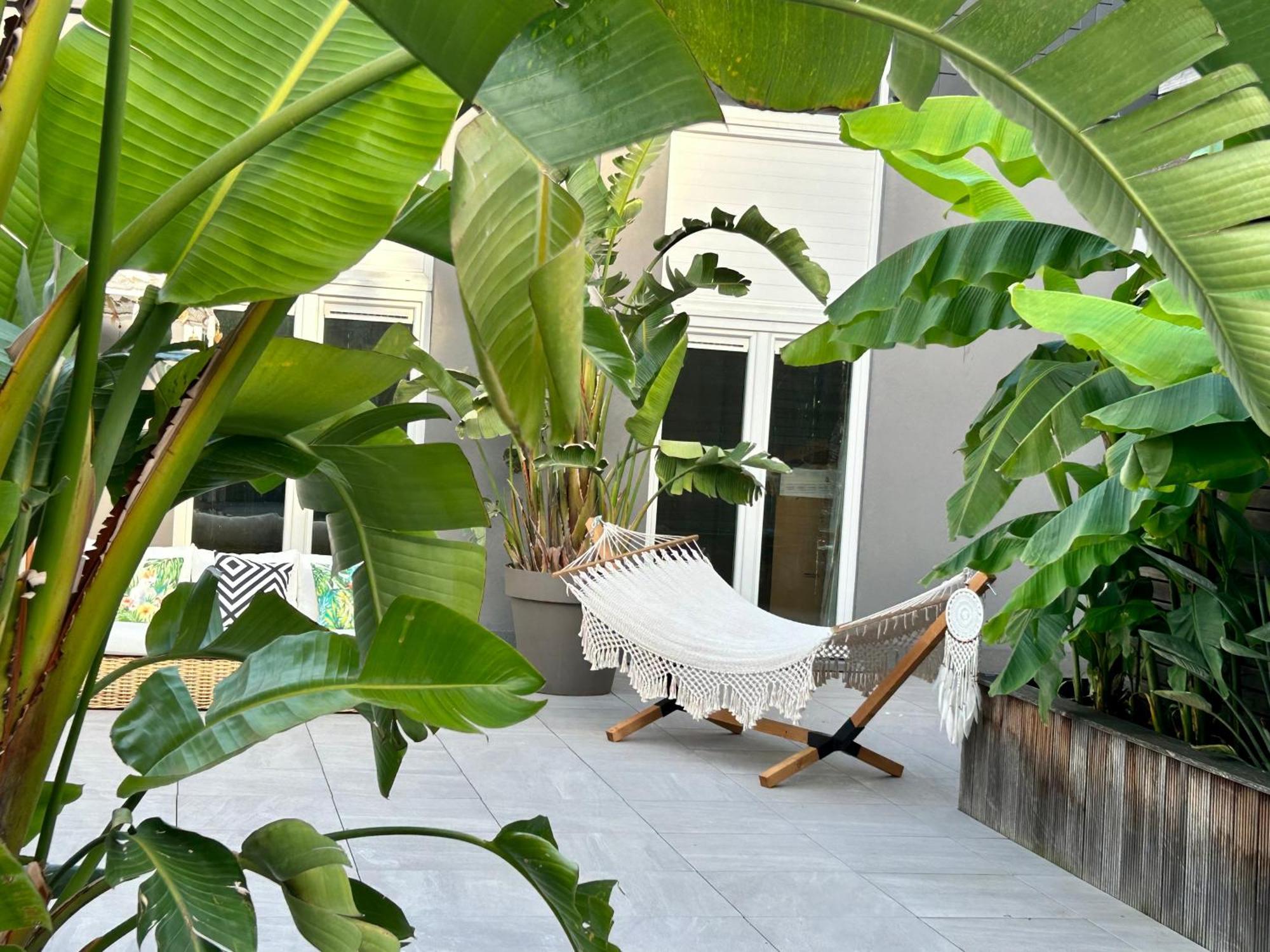 Phoenix Garden Apartment Mons Exterior photo