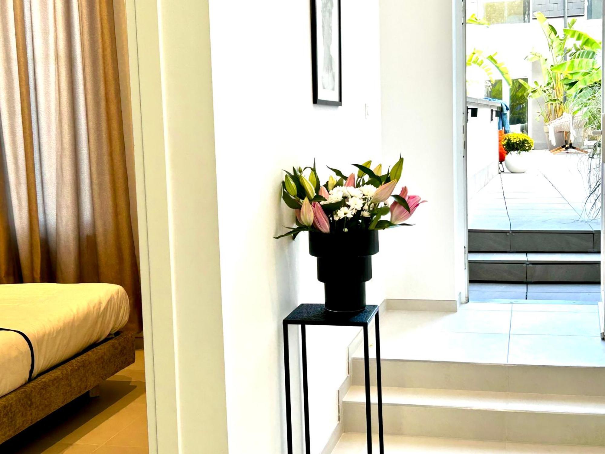 Phoenix Garden Apartment Mons Exterior photo